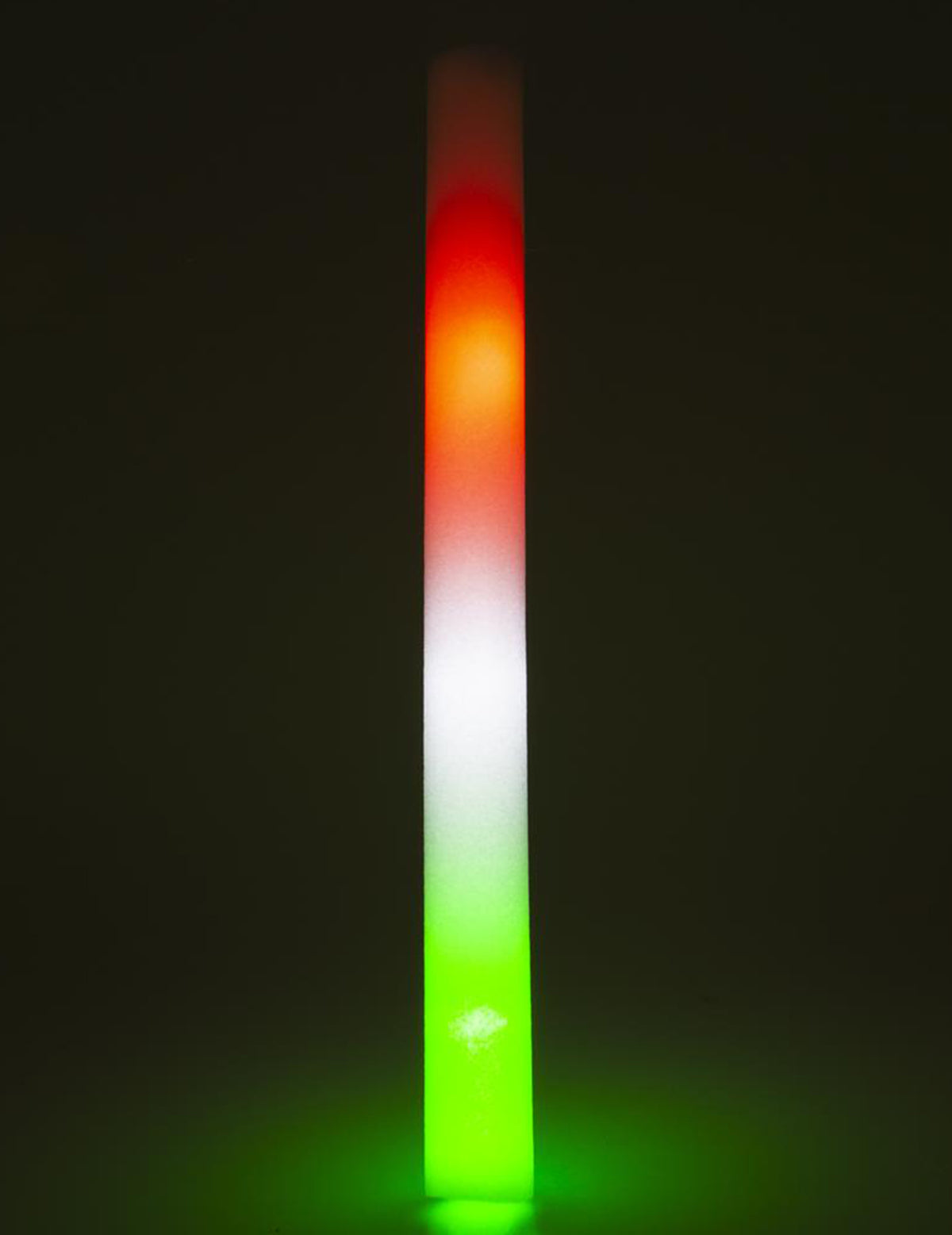 Détail de l'effet lumineux dans le noir du bâton lumineux LED en mousse Italie