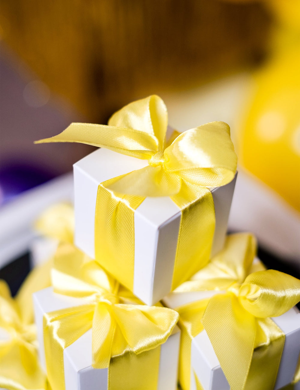 Boîtes en carton pour dragées de mariage blanches avec ruban jaune