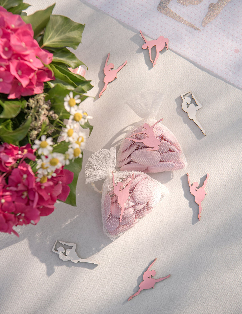 Mise en scène sur pochons à dragées du confettis de table en bois ballerine