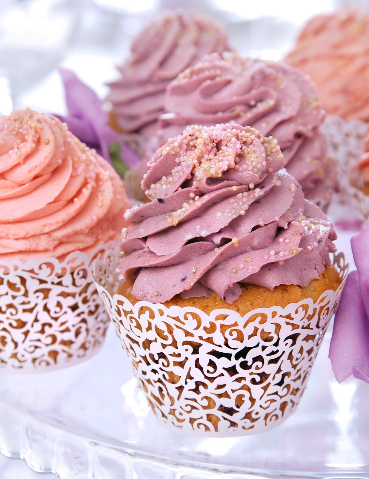 Detail záber na krajkové okraje na svadobné cupcakes