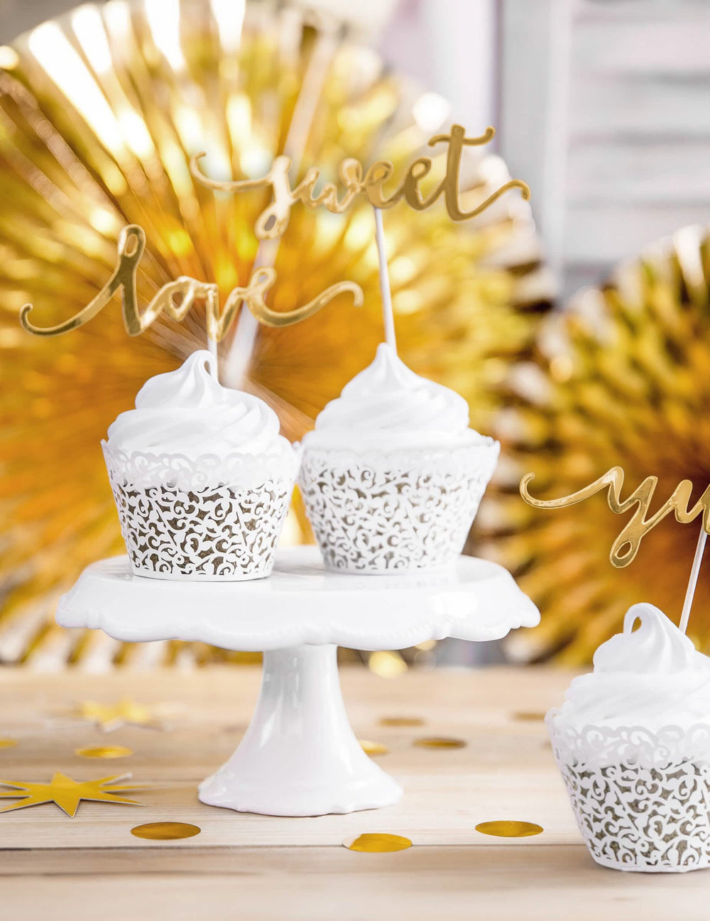Prezentácia na stojane s krajkovými obrubami na cupcakes na svadbu