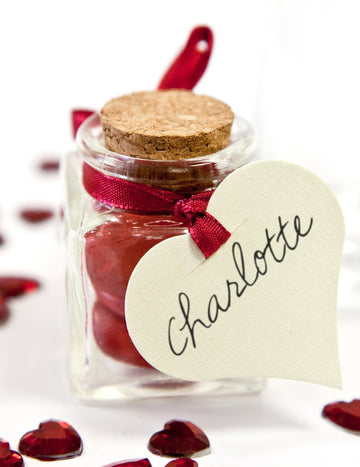 10 bielych srdiečkových štítkov 5 x 4,5 cm s výrezom na stuhu 