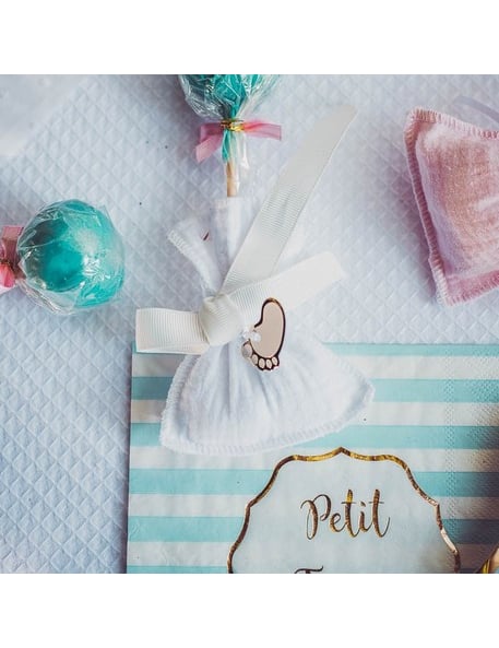 Mise en situation des étiquettes petite merveille pour baby shower rose et doré avec rubans
