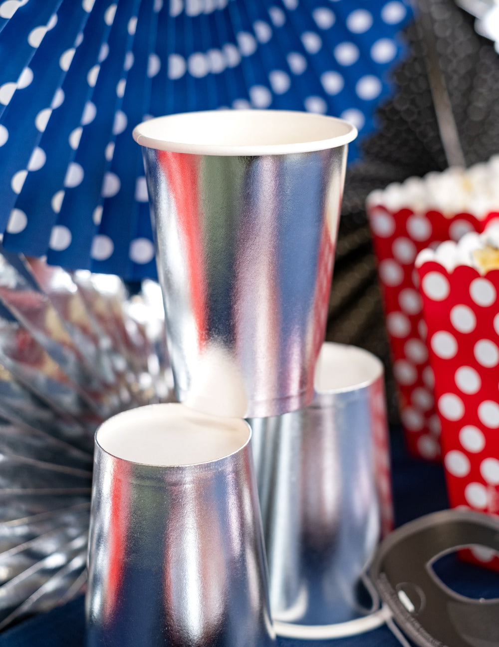 Gros plan sur l'empilement du gobelet en carton métallisé pour fête argent