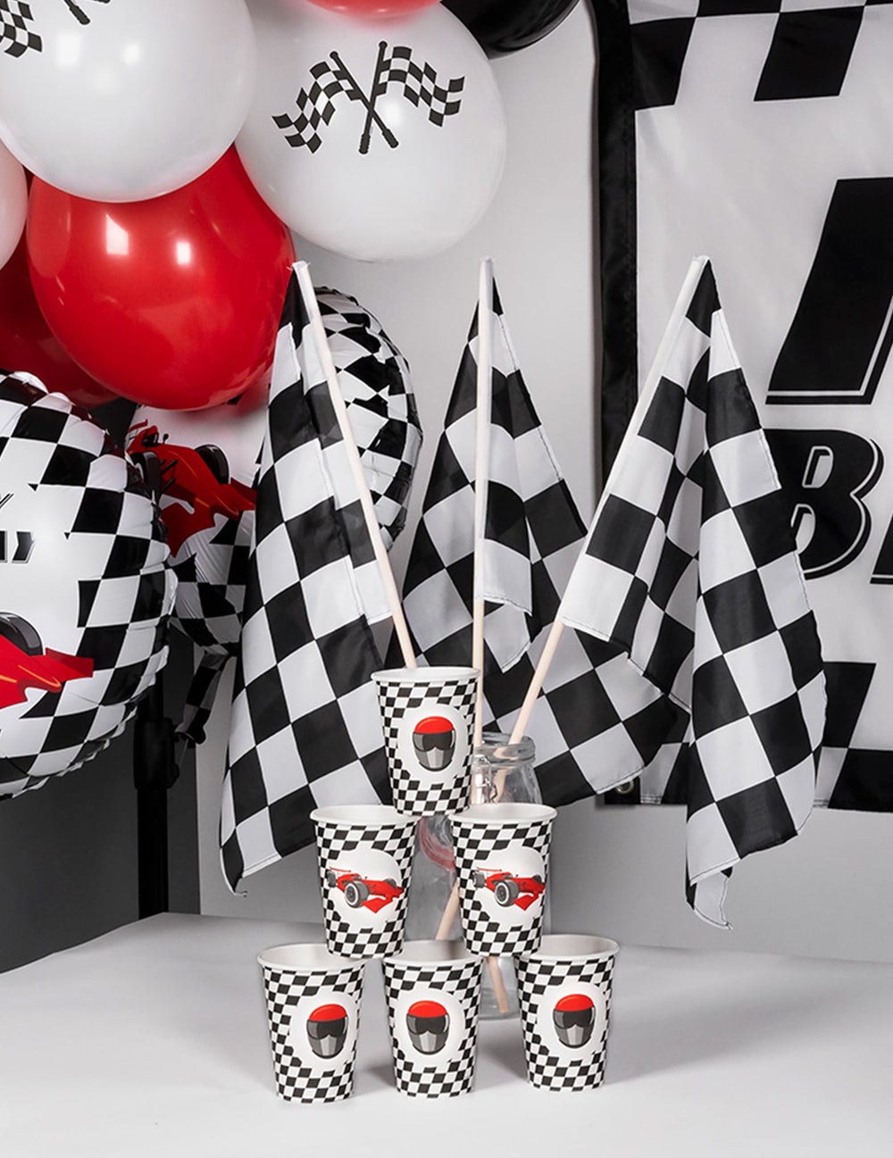 Mise en situation festive avec ballons et drapeaux du Gobelets en carton damier