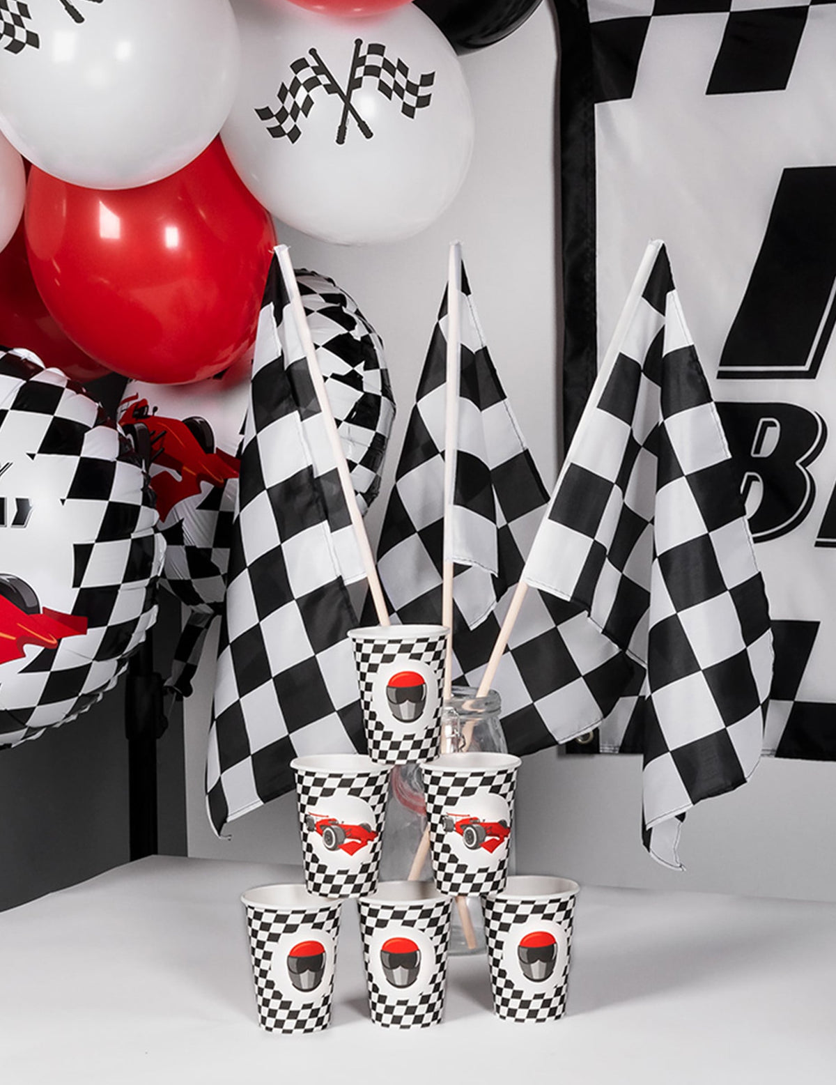 Mise en situation festive avec ballons et drapeaux du Gobelets en carton damier