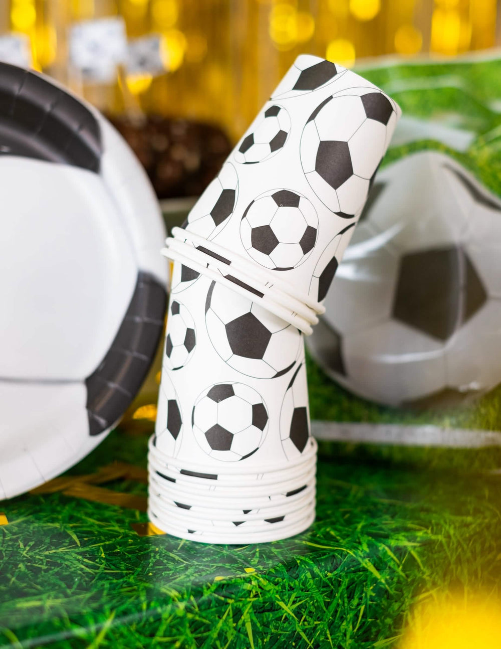 Scéna s ladiacim tanierom a papierovým pohárom futbalová lopta