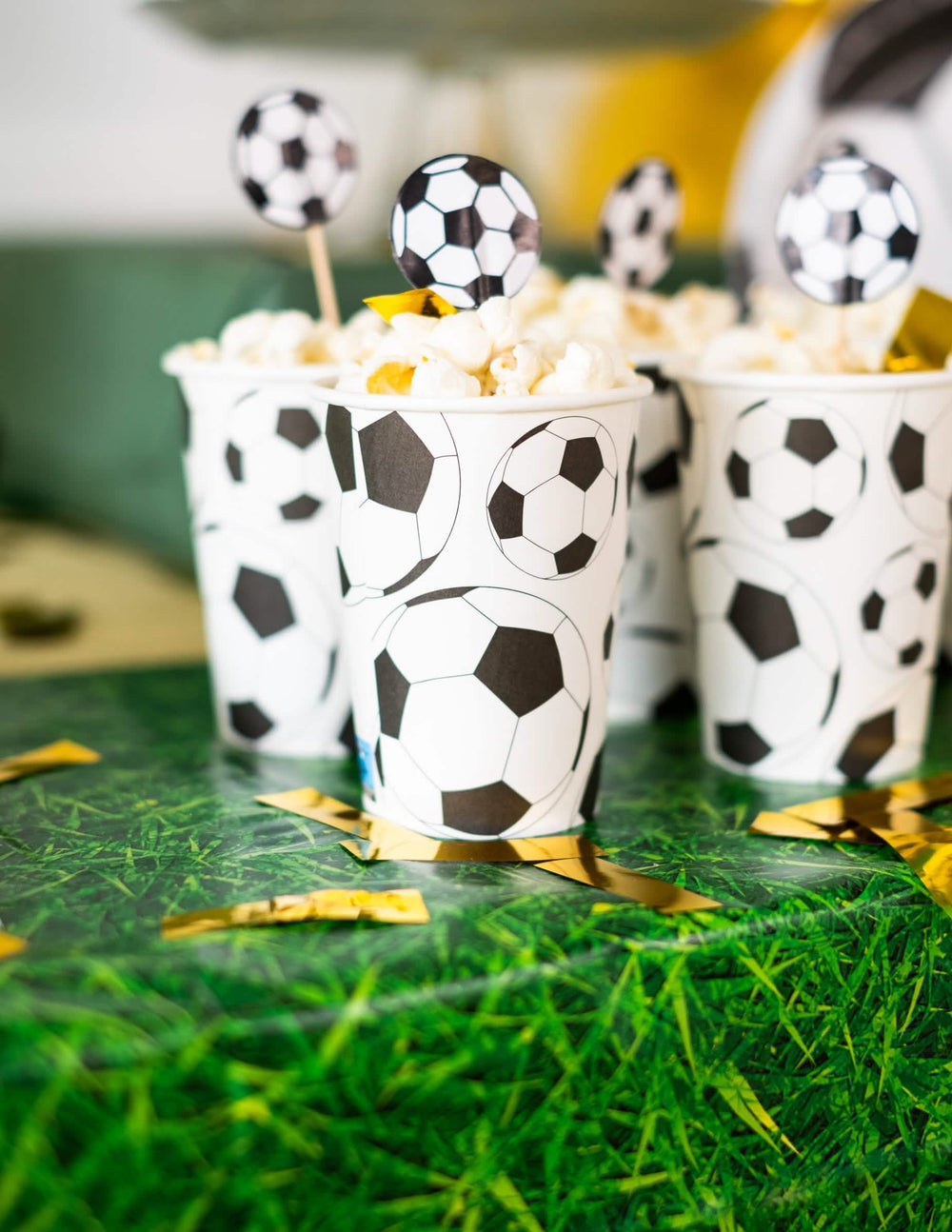 Príprava s popcornom z kartónového pohára futbalová lopta