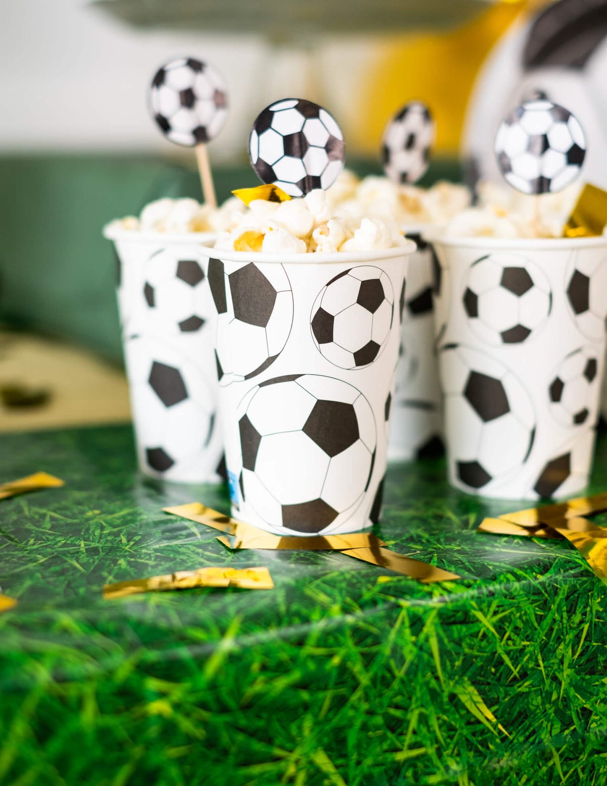 Príprava s popcornom z kartónového pohára futbalová lopta