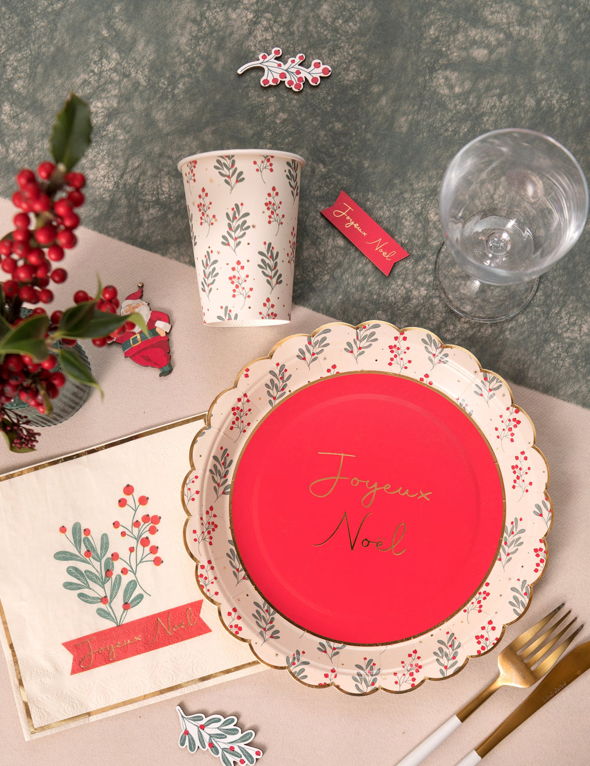 Mise en situation sur une table de fête du gobelet en carton houx de Noël