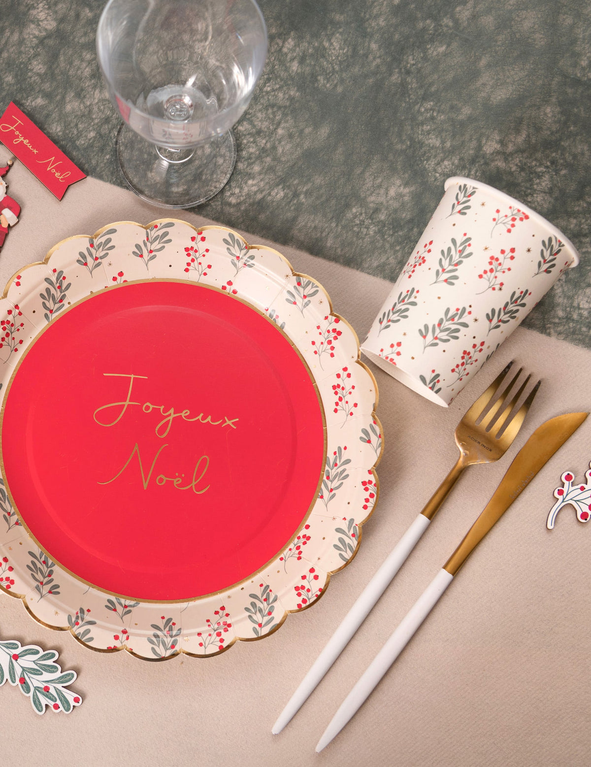 Vue de dessus de la table du gobelet en carton houx de Noël