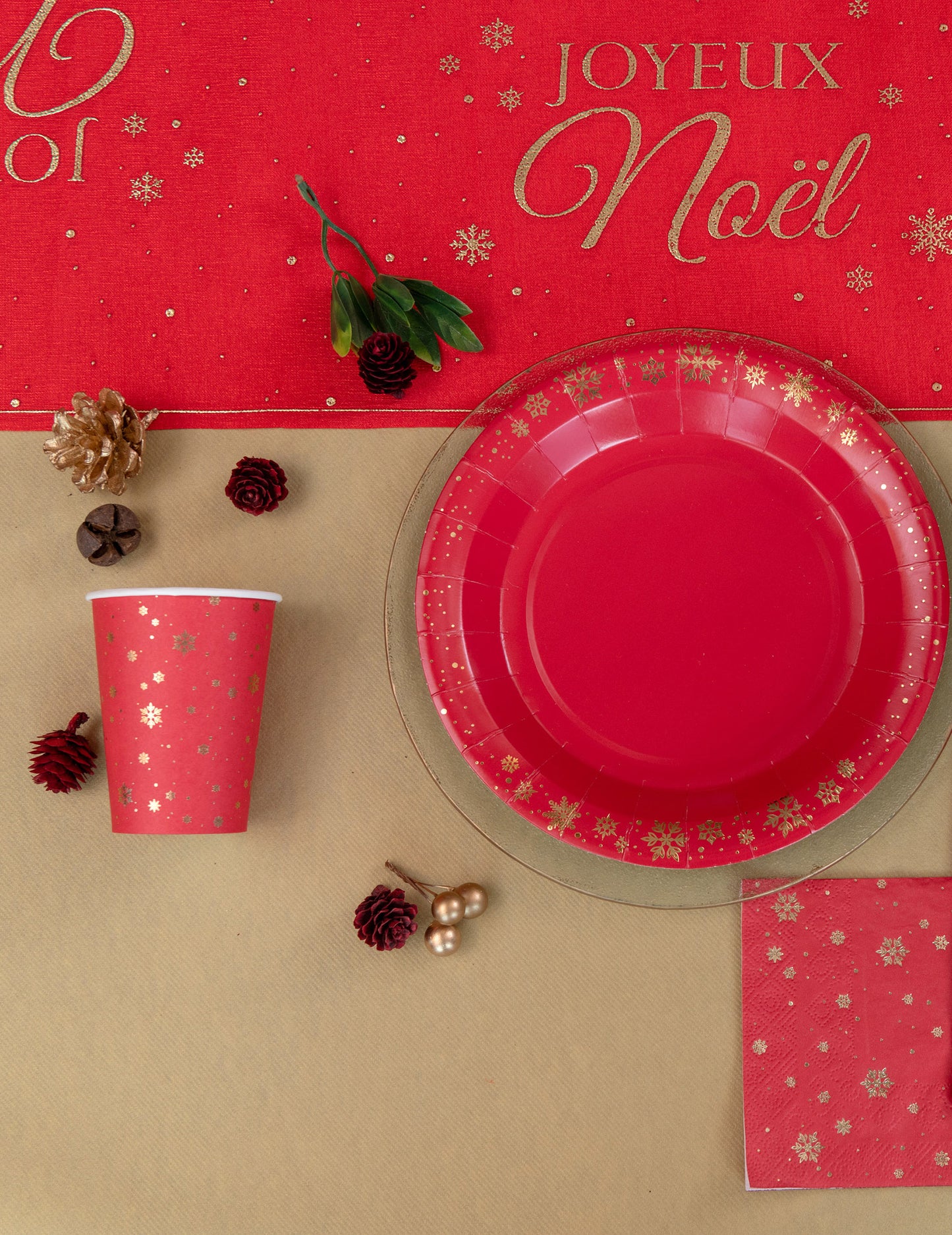 10 červených kartónových pohárov so zlatým dizajnom snehových vločiek, 27 cl, na stôl