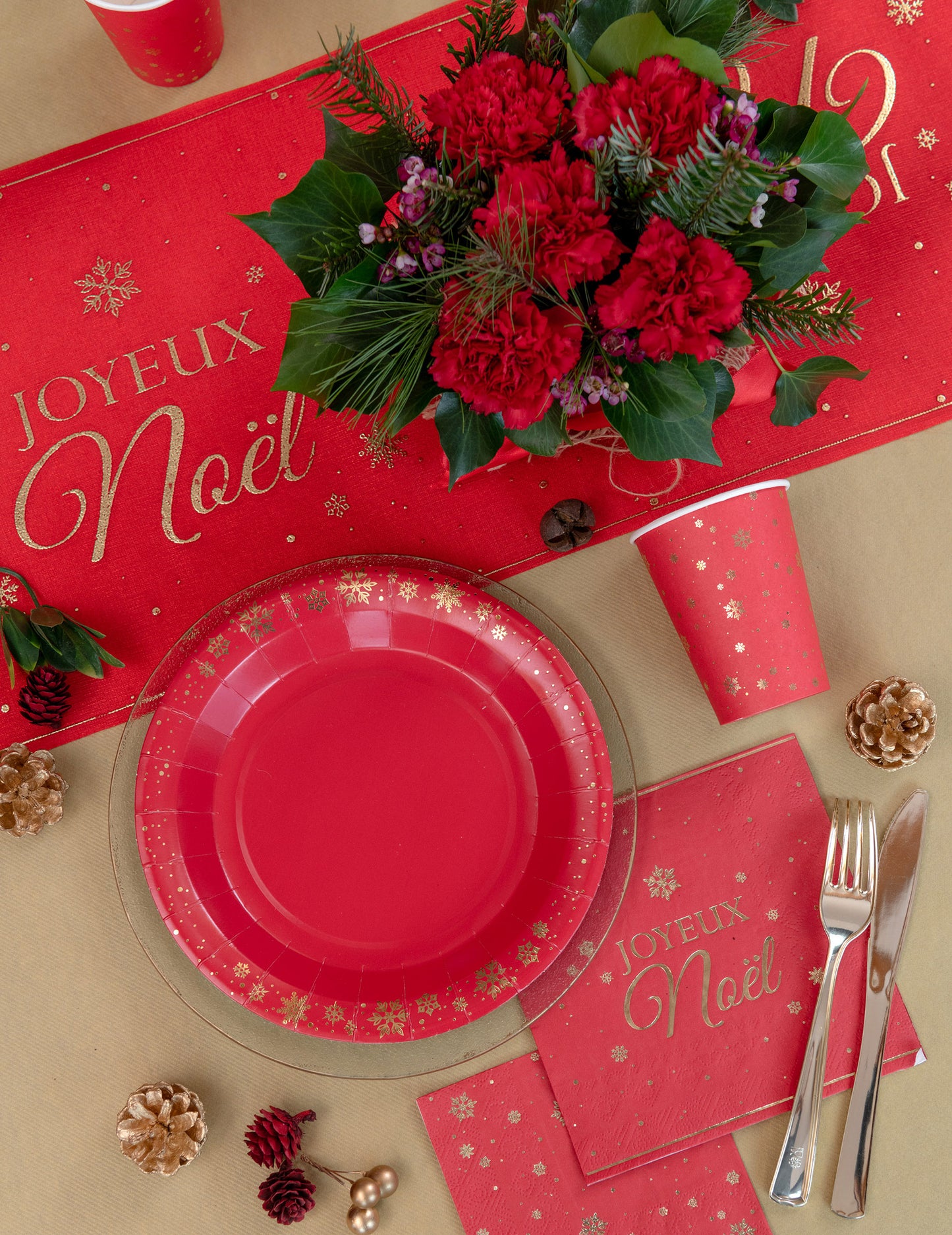 10 červených kartónových pohárov so zlatým dizajnom snehových vločiek, 27 cl, na stôl