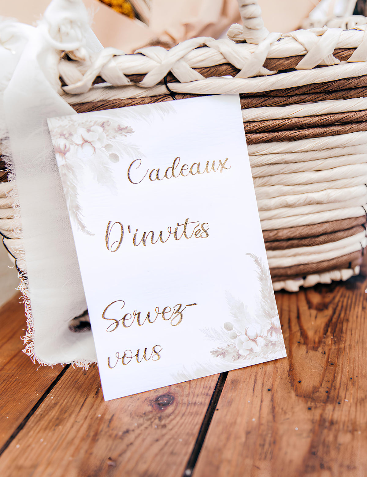 Mise en situation de la carte cadeaux des invitations avec enveloppes pampas et fleurs de coton