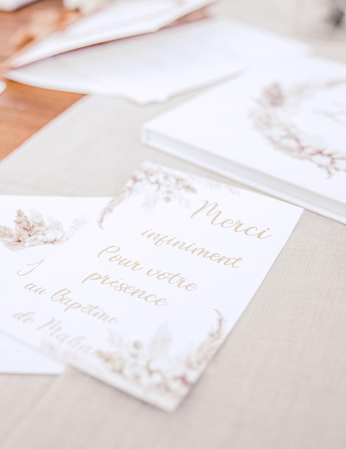 Vue de la carte de remerciement des invitations avec enveloppes pampas et fleurs de coton
