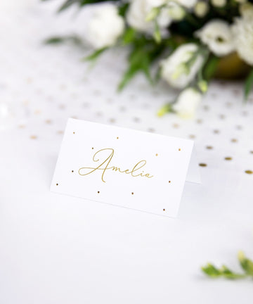 10 bielych kartónových kartičiek s bodkami na ozdobu stola