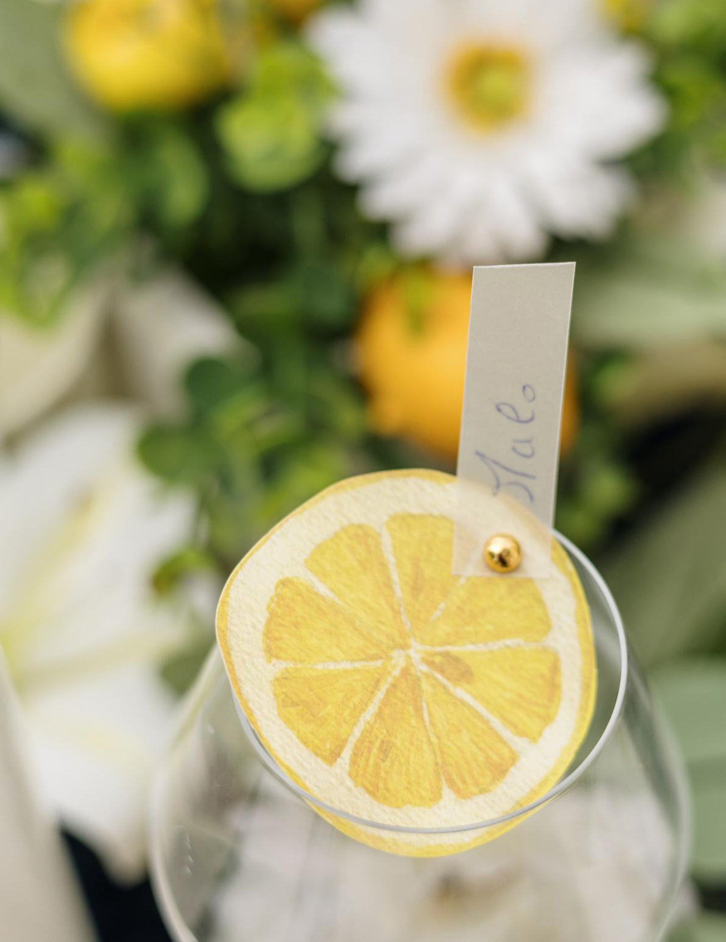 10 žltých papierových kartičiek v tvare plátkov citróna