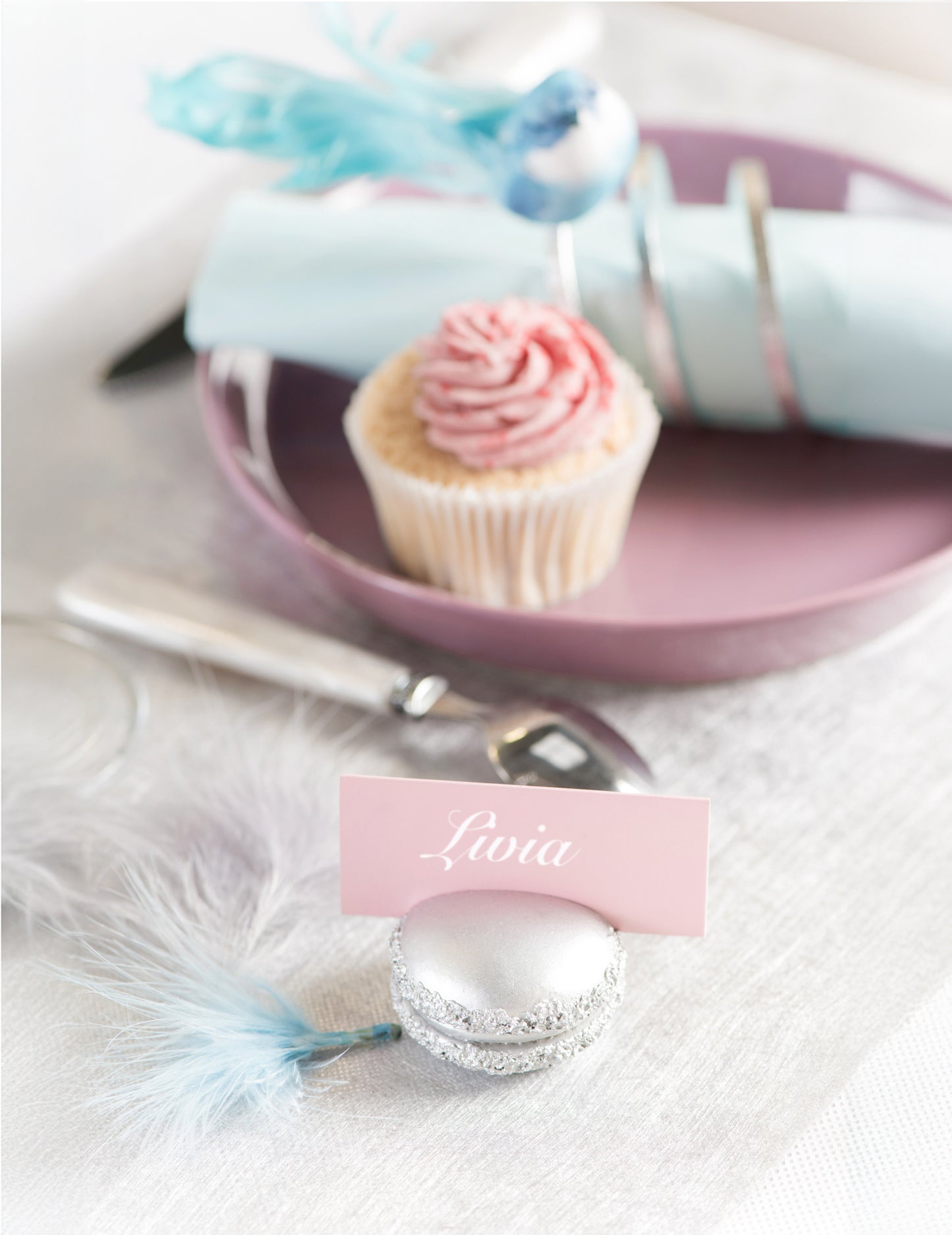 Mise en situation du marque-places rectangle pour fête rose clair en carton