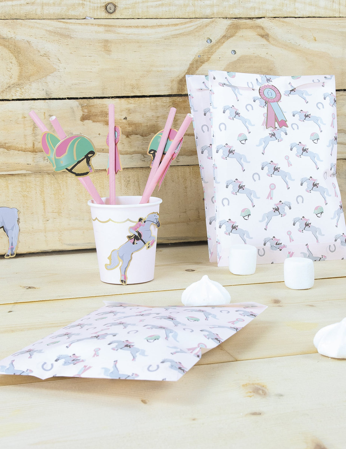 Mise en situation avec sachets cadeaux des pailles en carton cheval et équitation