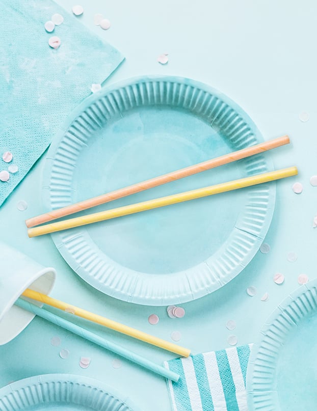 Mise en situation sur une table de fête des pailles en carton pour anniversaire couleurs pastel