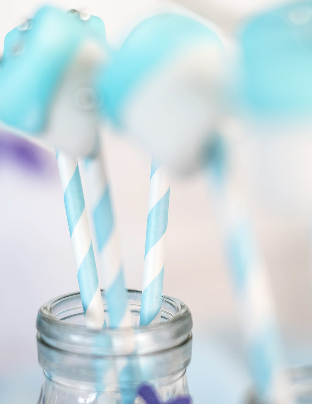Gros plan sur le motif des pailles en carton rayées bleu pastel