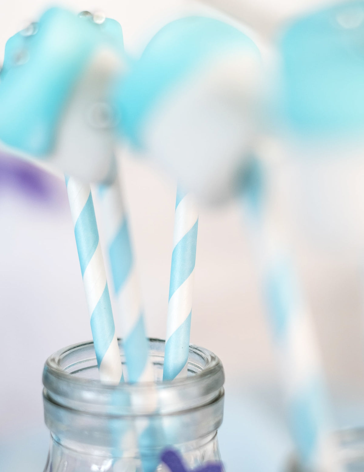 Gros plan sur le motif des pailles en carton rayées bleu pastel