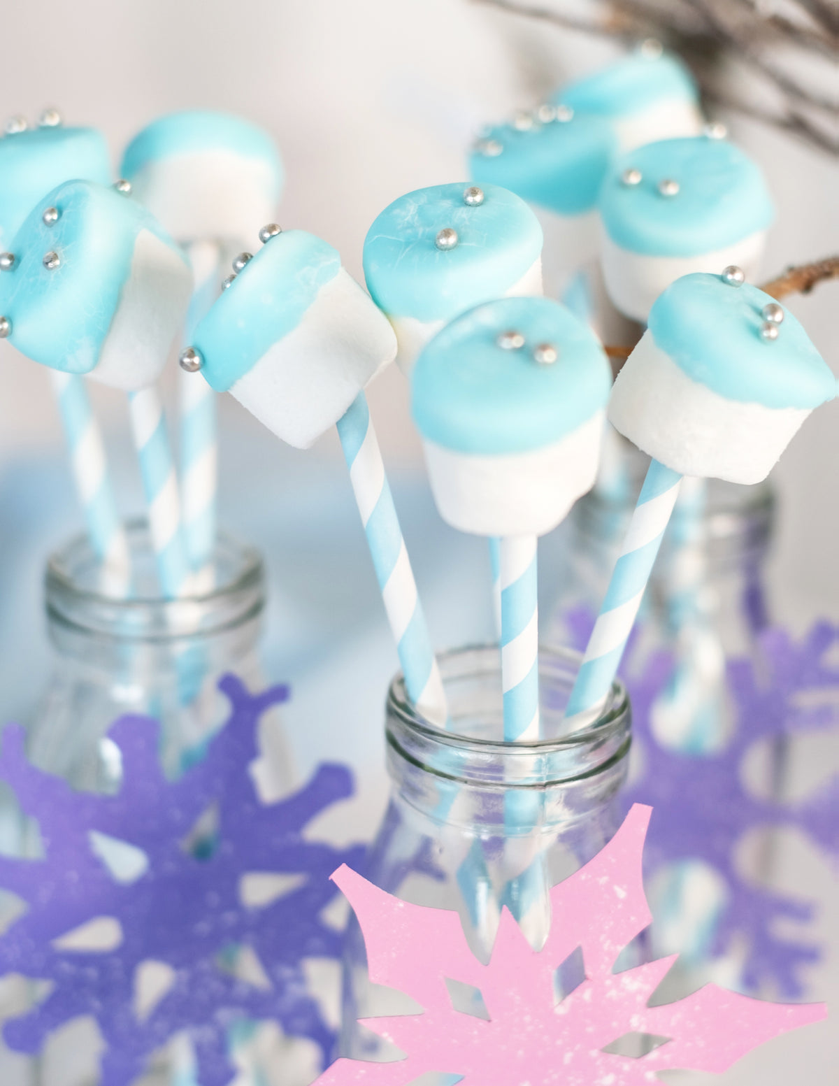 Utilisation en bâtonnets pour guimauves des pailles en carton rayées bleu pastel