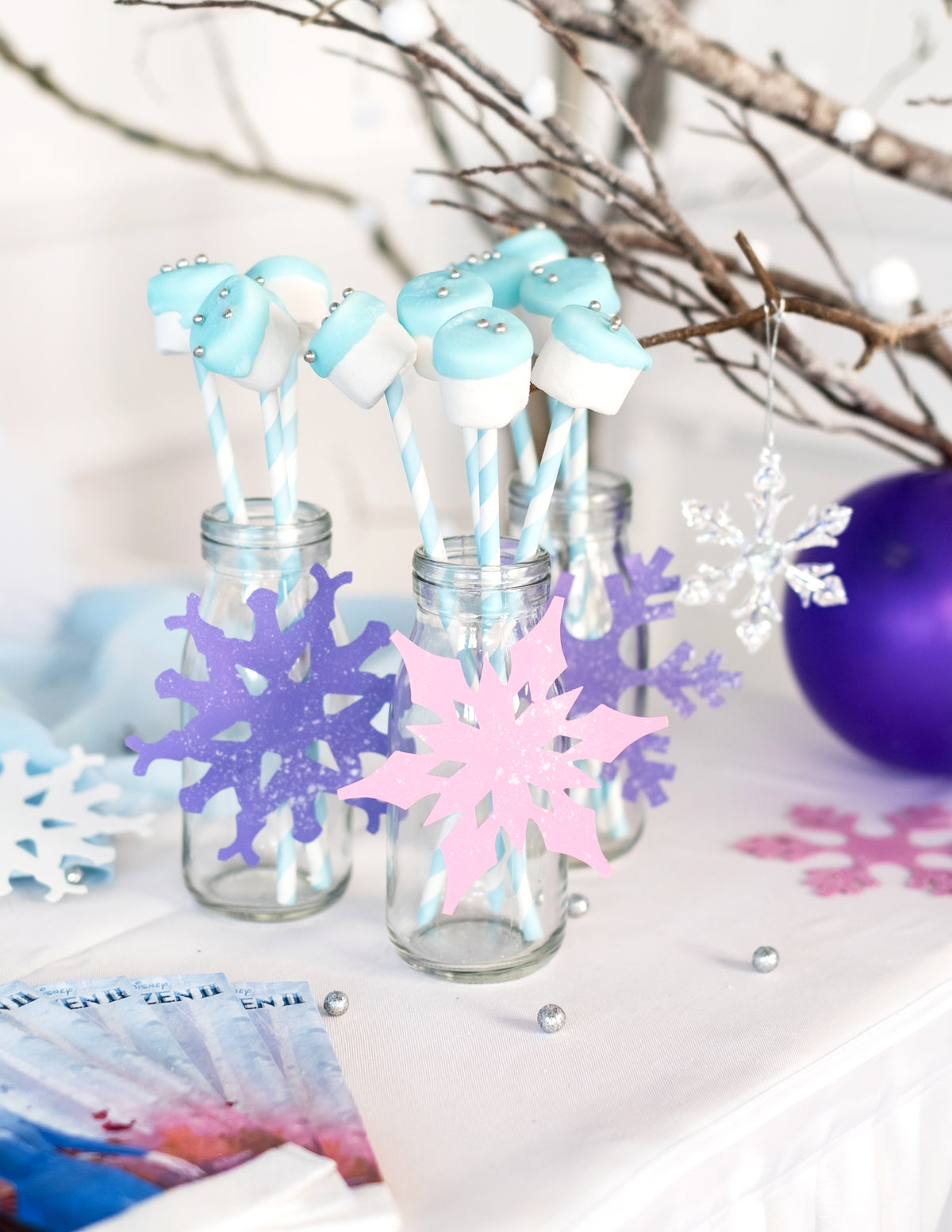 Mise en scène de décoration hivernale des pailles en carton rayées bleu pastel