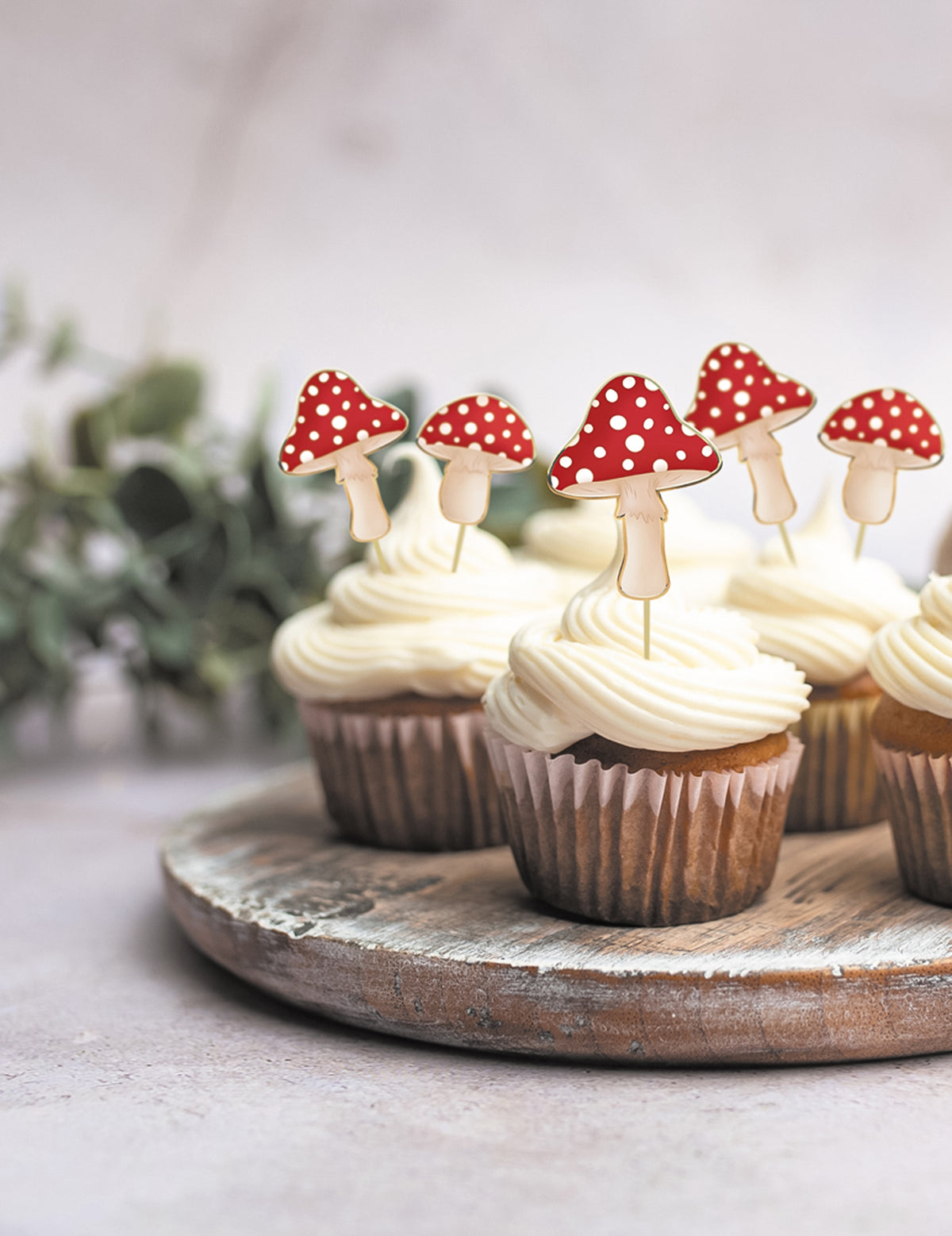 Mise en scène sur des cupcakes du pics à cocktail champignon
