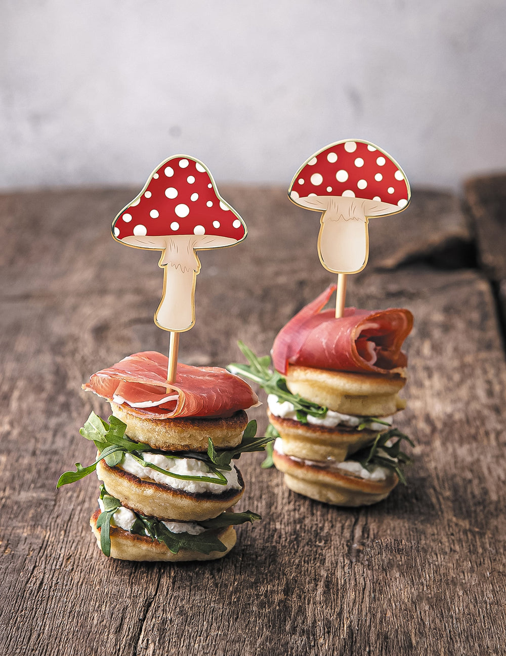 Mise en situation sur des toasts apéritifs des pics à cocktail champignon