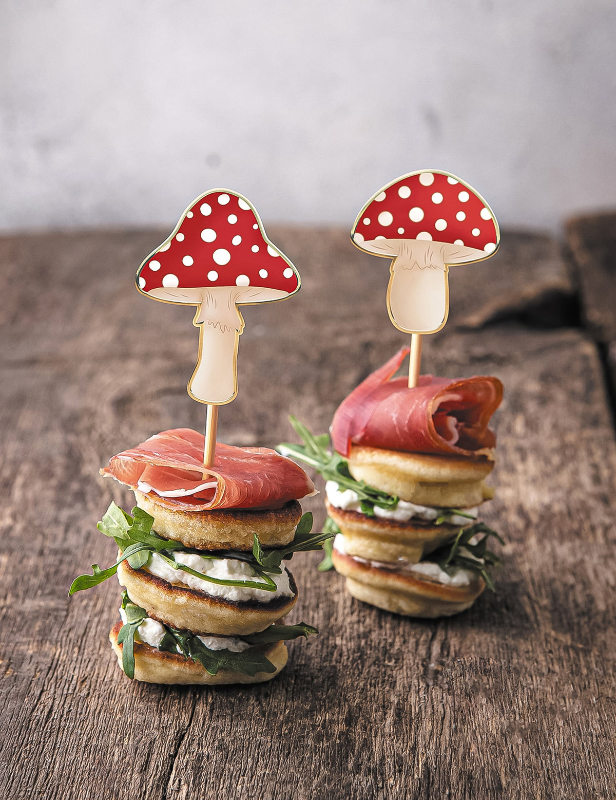 Mise en situation sur des toasts apéritifs des pics à cocktail champignon