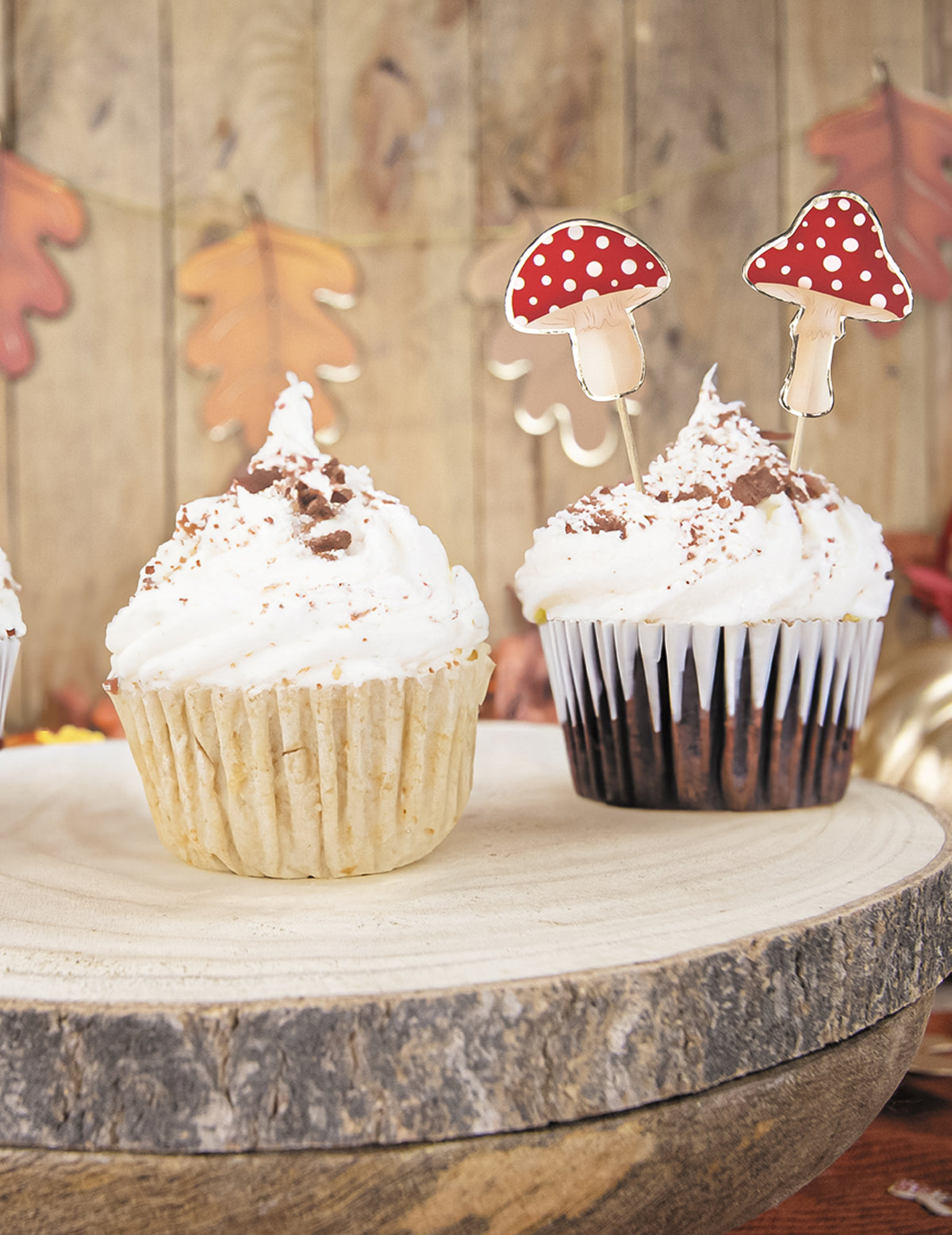 Détail de la décoration de cupcakes des pics à cocktail champignon