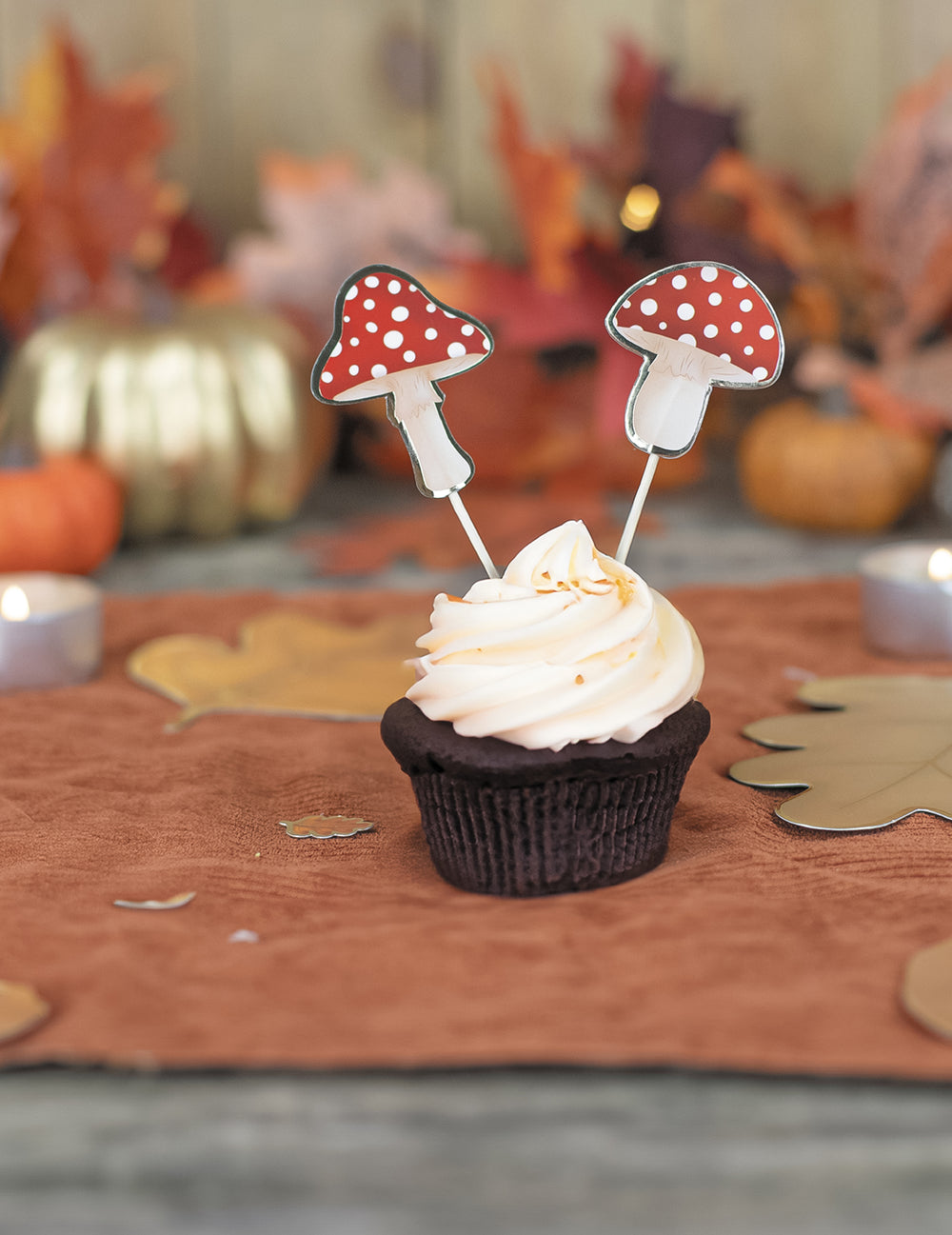Mise en scène sur un cupcake du pics à cocktail champignon