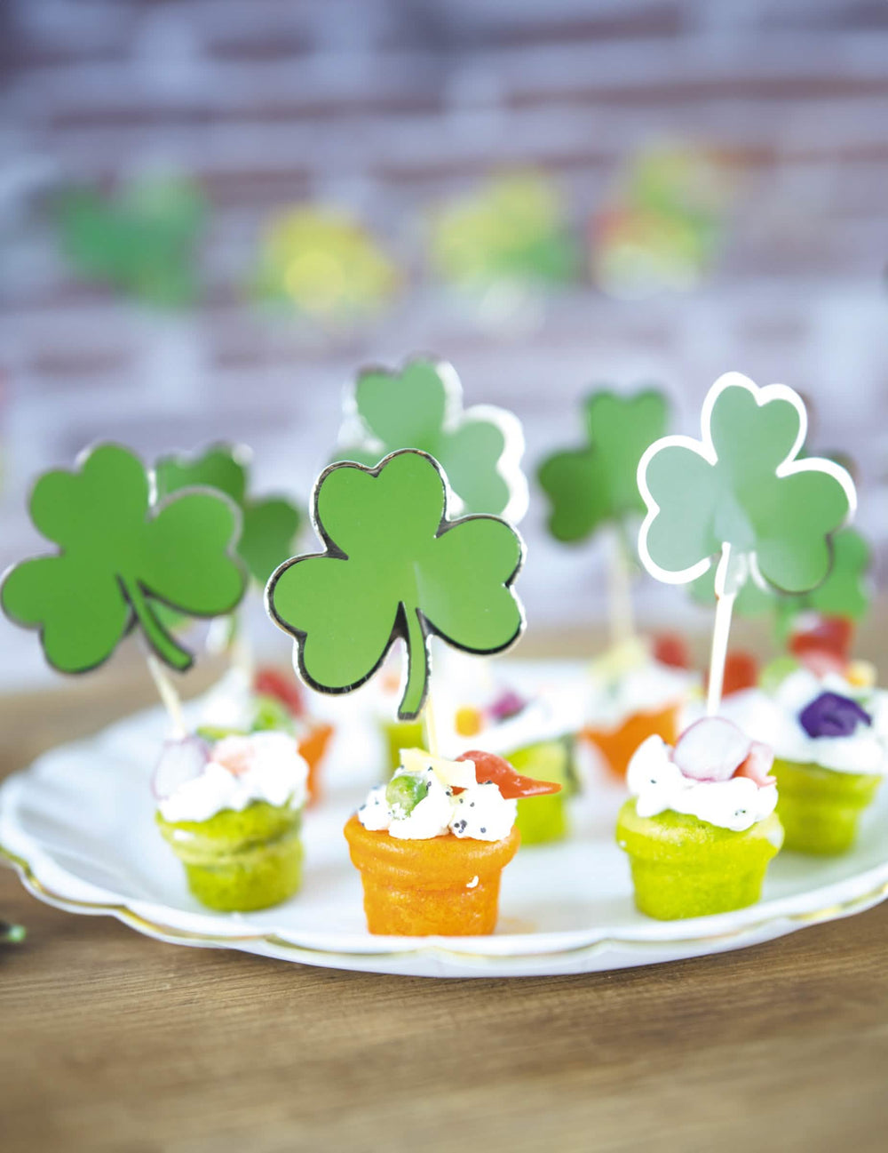 Mise en scène sur un plateau d'amuse-bouches des pics en bois trèfle Saint Patrick