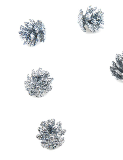 10 mini strieborných trblietavých šišiek 2 cm na Vianoce 