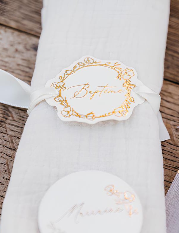 Mise en situation sur une serviette des ronds de serviette baptême