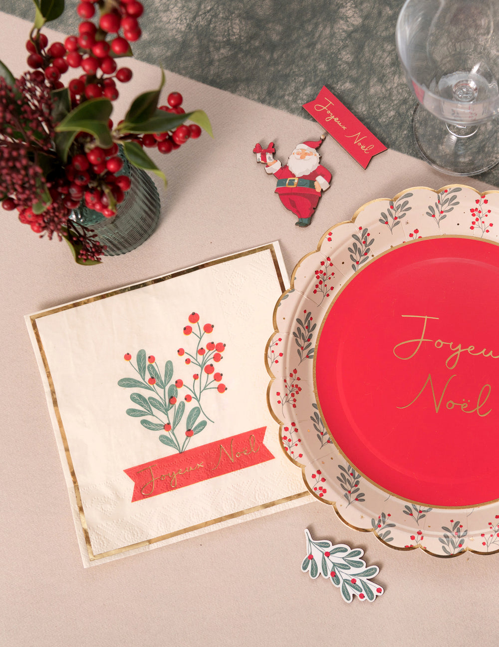 Vue de dessus avec assiette assortie des serviettes houx de noël