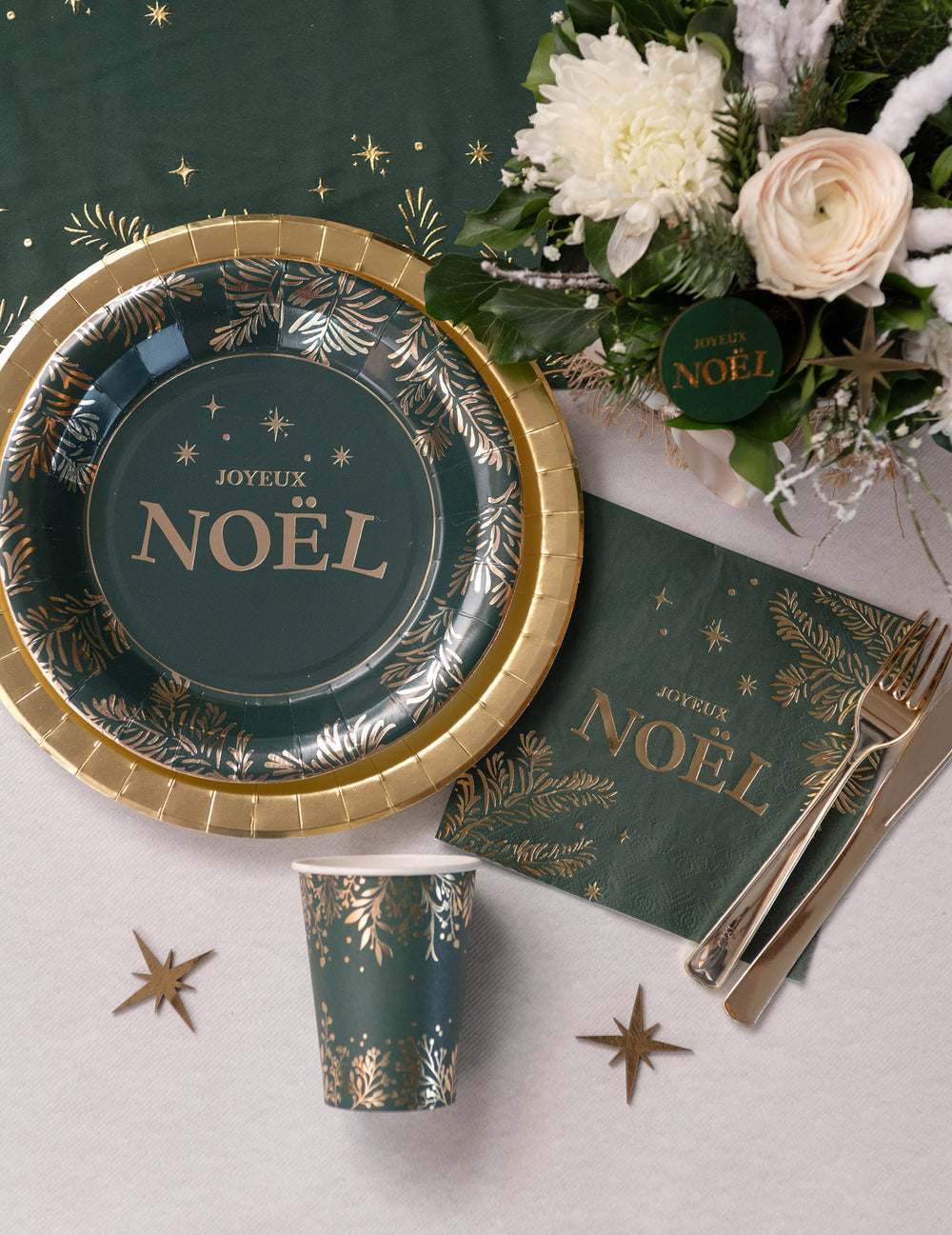 Mise en situation sur une table de fête des serviettes en papier Noël