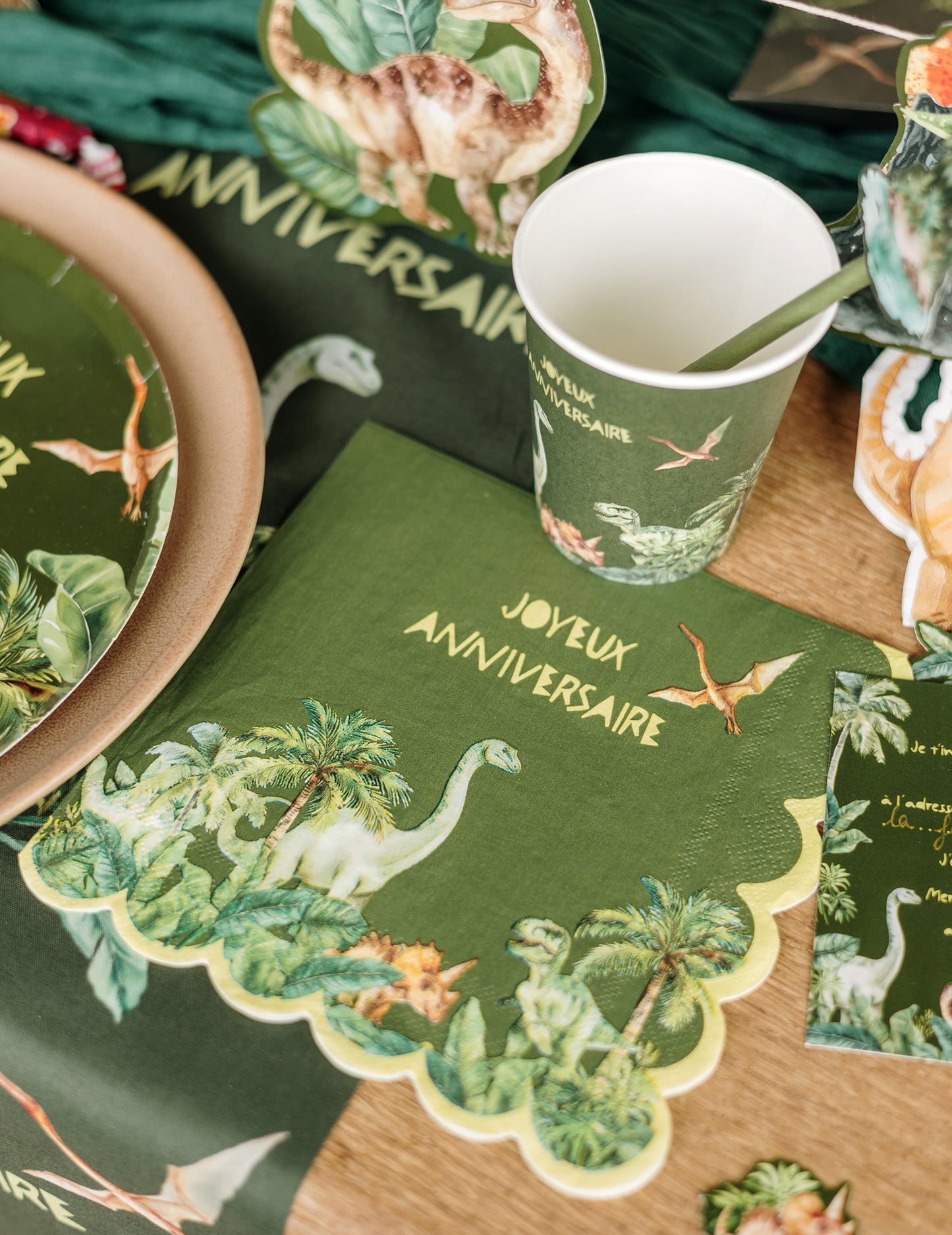 10 obrúskov s dinosaurom k narodeninám 33x33 cm v zvlnenom papieri