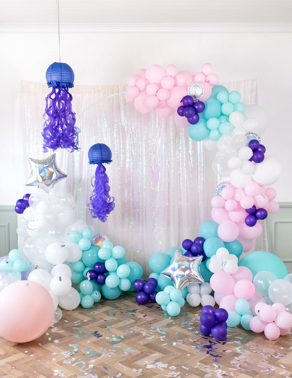 Vue d'ensemble de la décoration de salle des ballons pour décoration de fête blancs