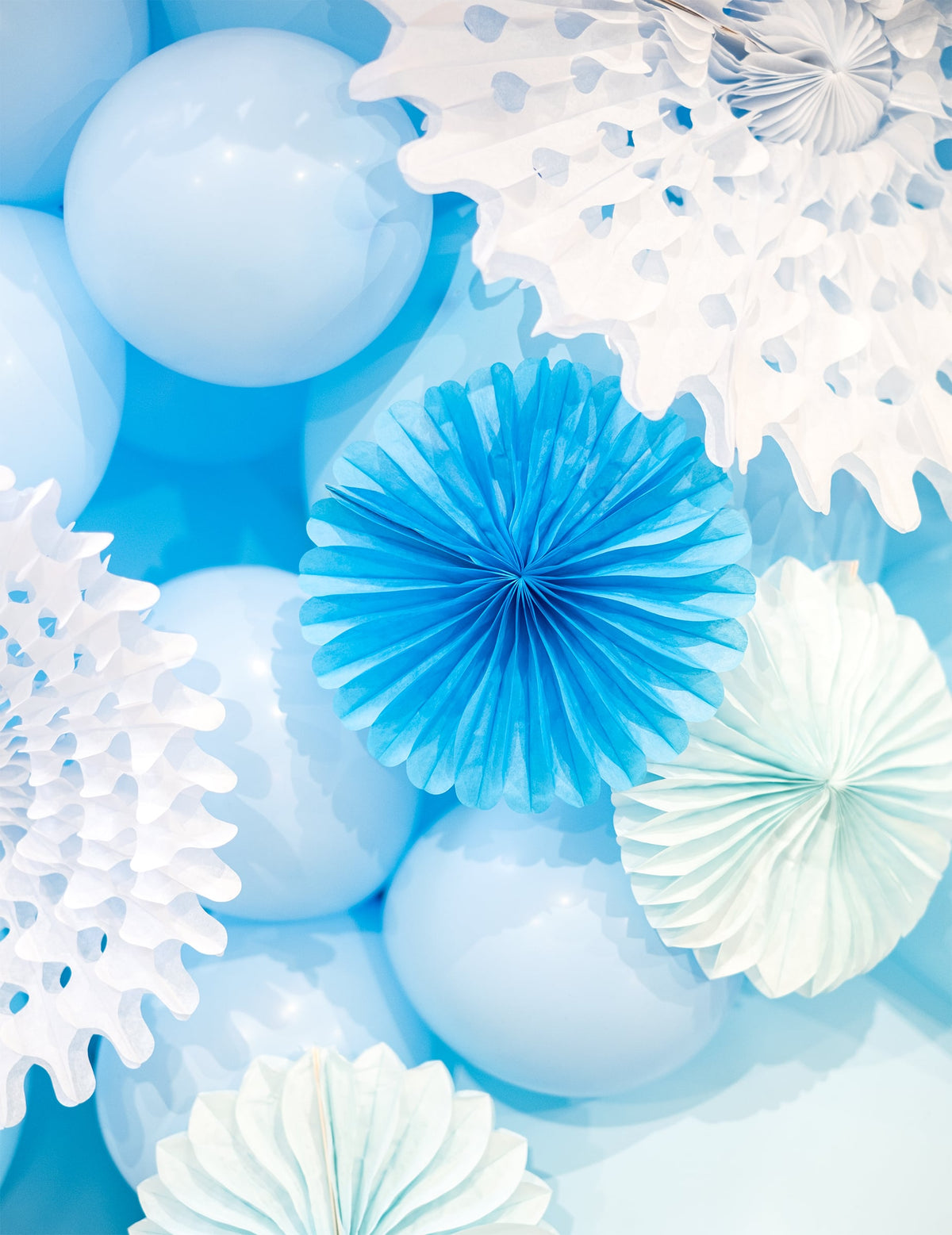 Mise en situation décorative des 100 ballons en latex bleu clair en caoutchouc naturel