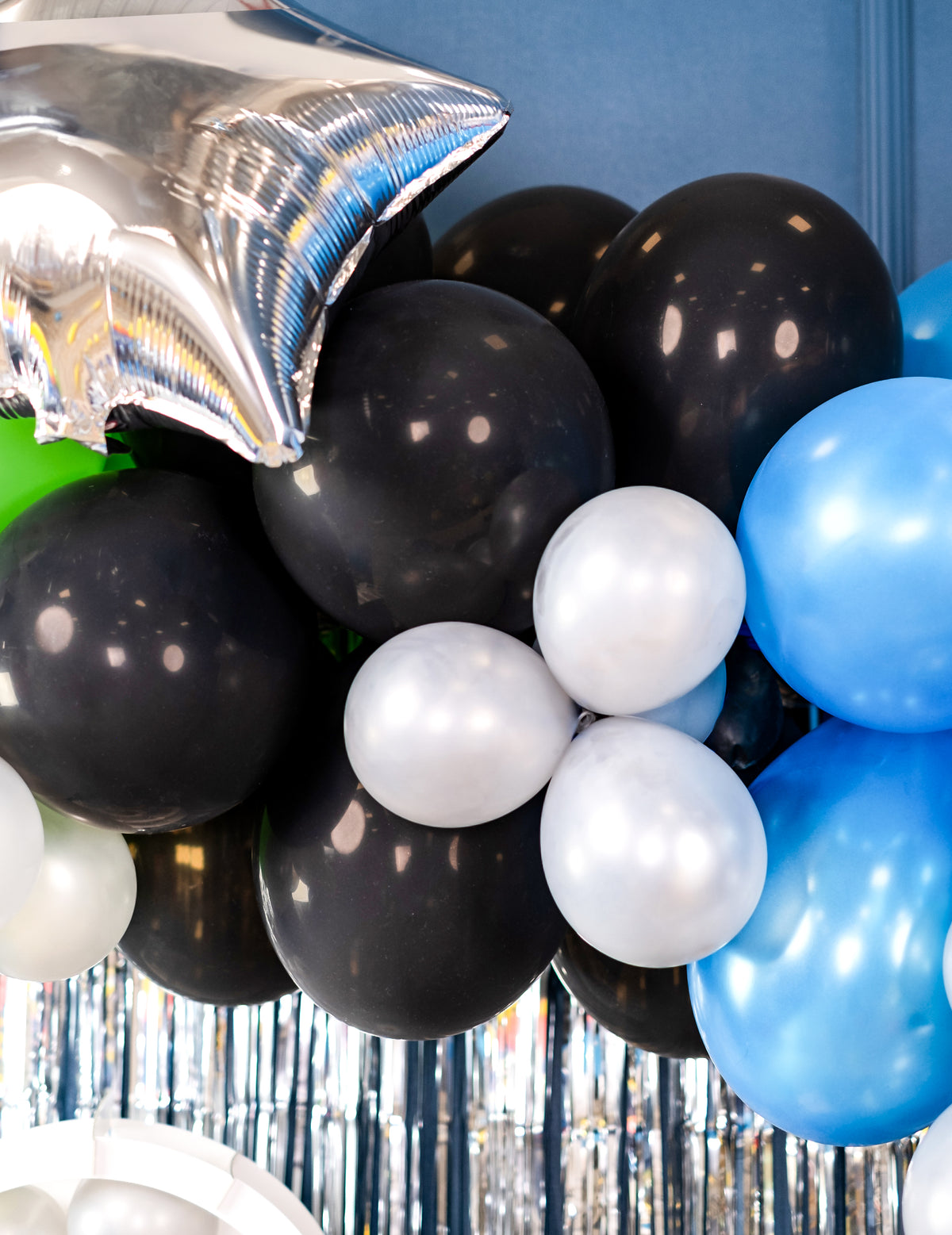 Gros plan sur l'assemblage des ballons de baudruche noirs pour décoration de fête
