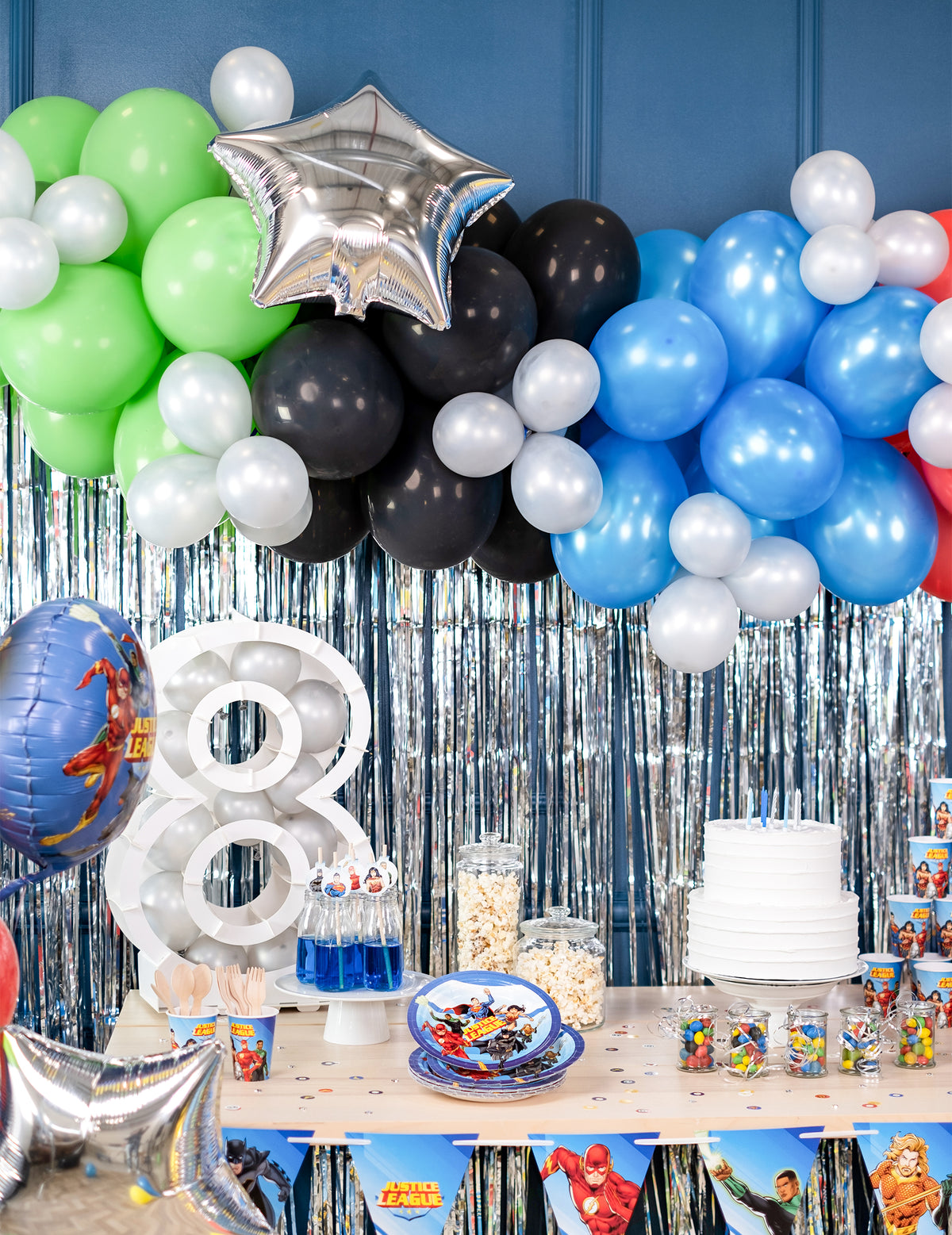 Mise en scène d'un buffet Justice League des ballons de baudruche noirs pour décoration de fête