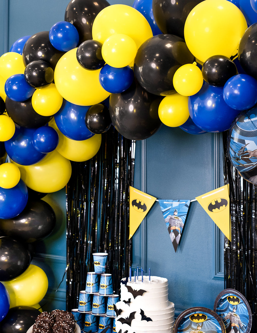 Mise en scène d'une arche Batman des ballons de baudruche noirs pour décoration de fête