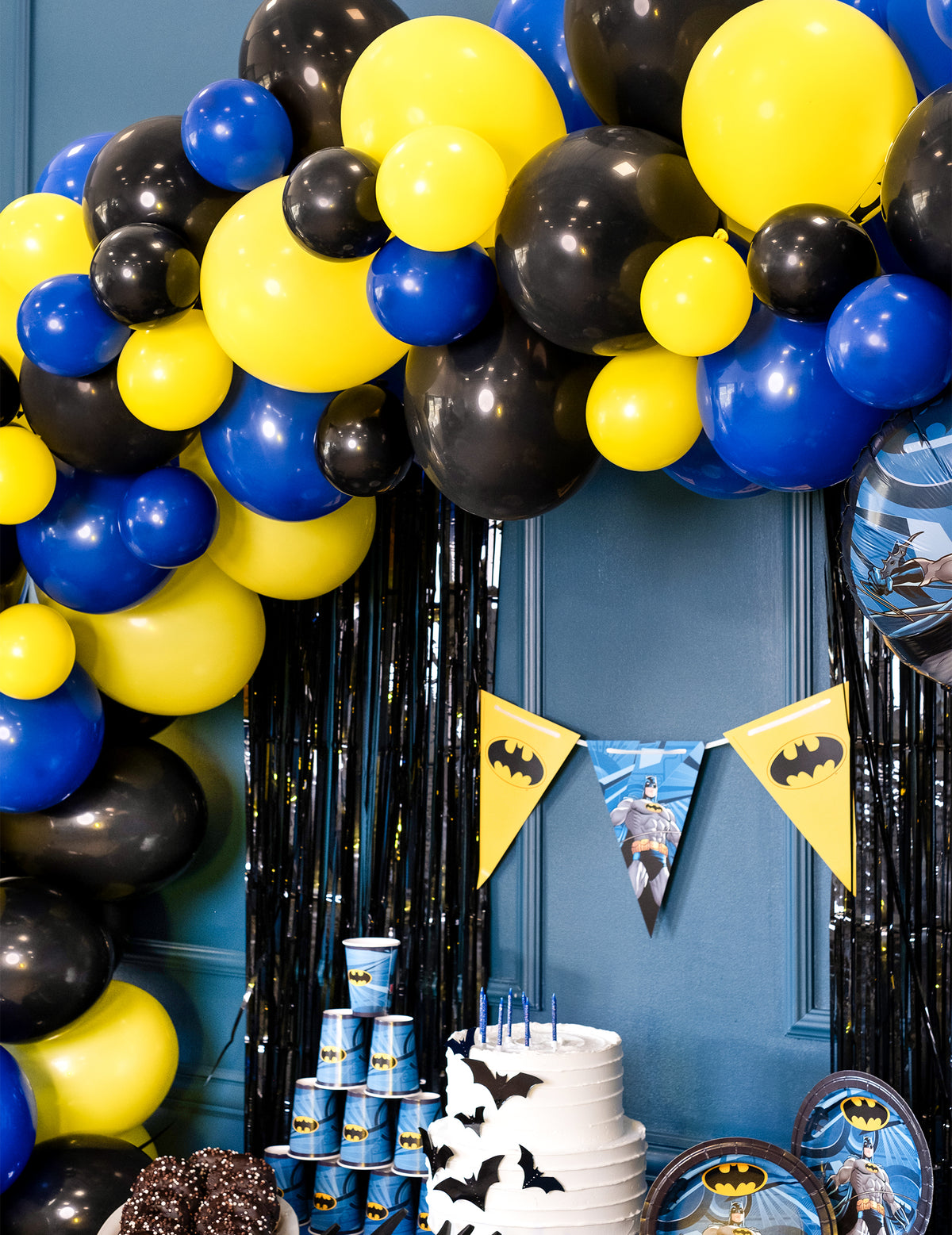 Mise en scène d'une arche Batman des ballons de baudruche noirs pour décoration de fête