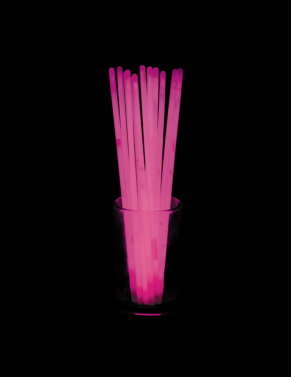 Bâtons lumineux activés dans un verre des bracelets phosphorescents roses
