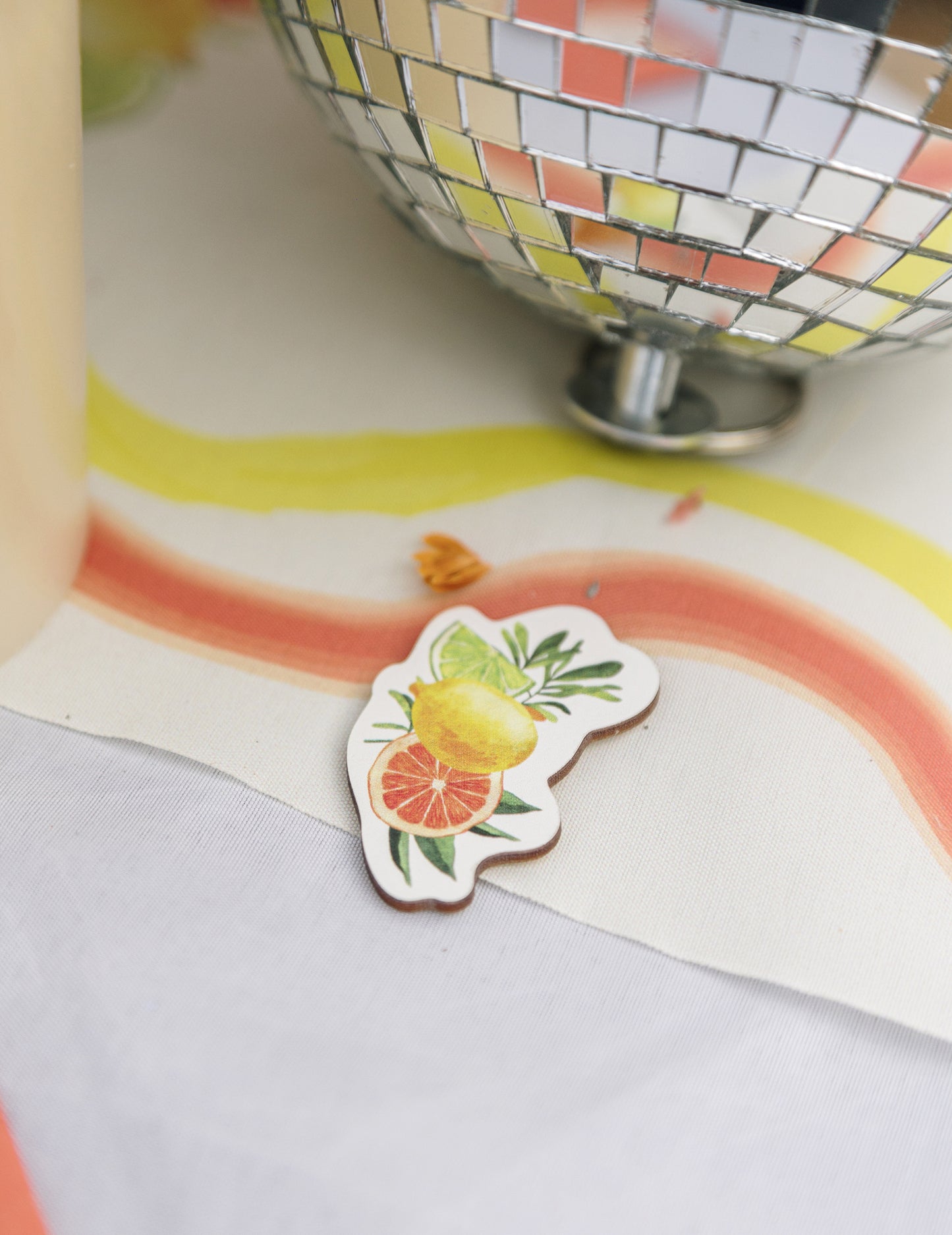 100 šumivých papierových konfiet citrusovej farby v krémovej, oranžovej, žltej a zlatej farbe, rôzne vzory