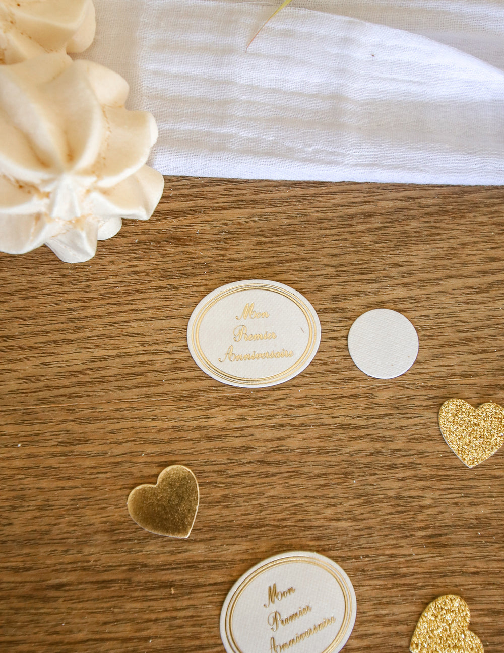 Gros plan sur les motifs des confettis mon premier anniversaire pour table