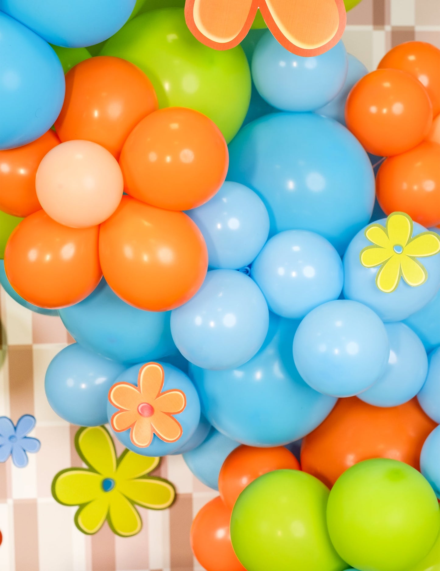 Gros plan sur l'assemblage des mini ballons latex pour arche et fête bleu clair