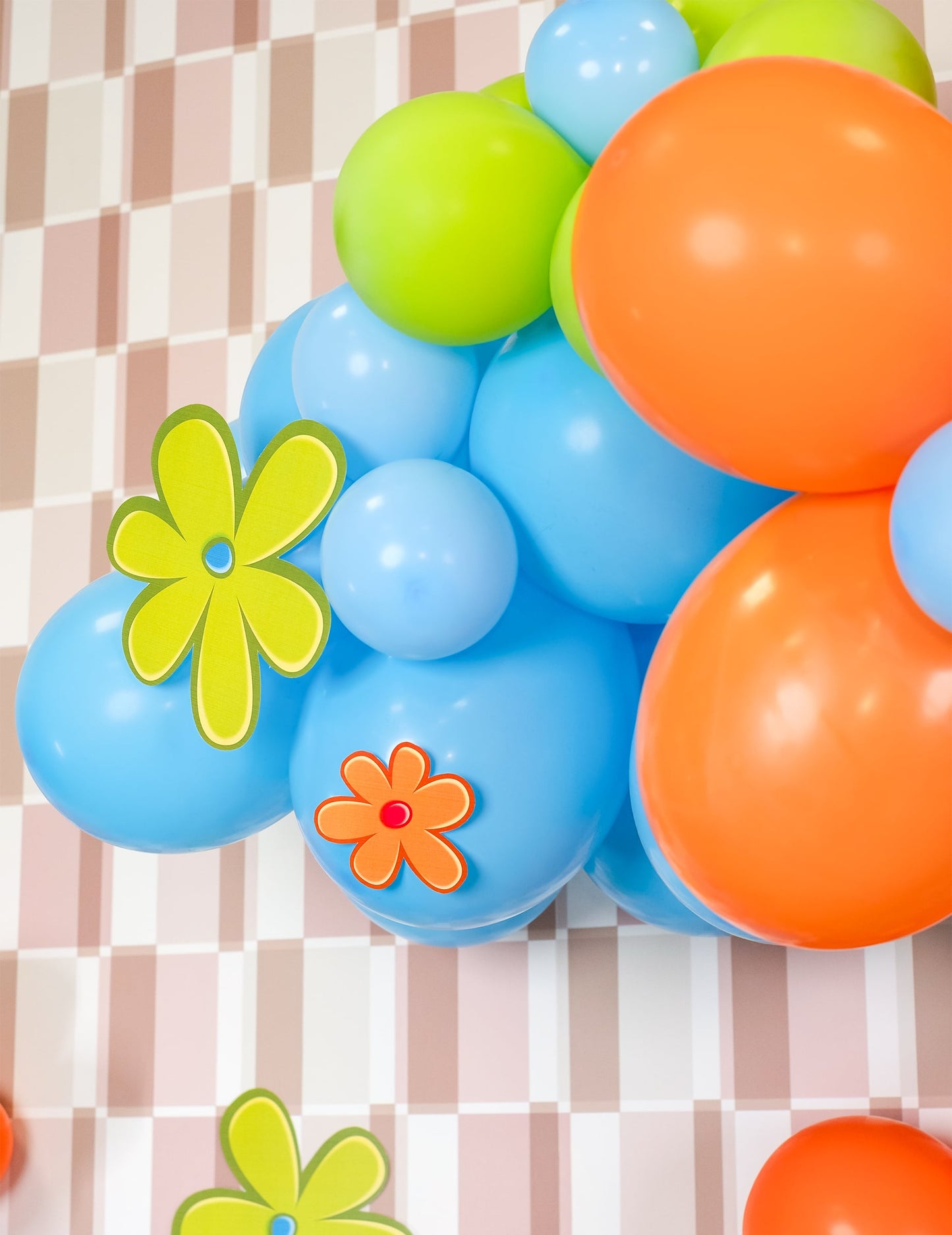 Détail des fleurs décoratives du mini ballons latex pour arche et fête bleu clair